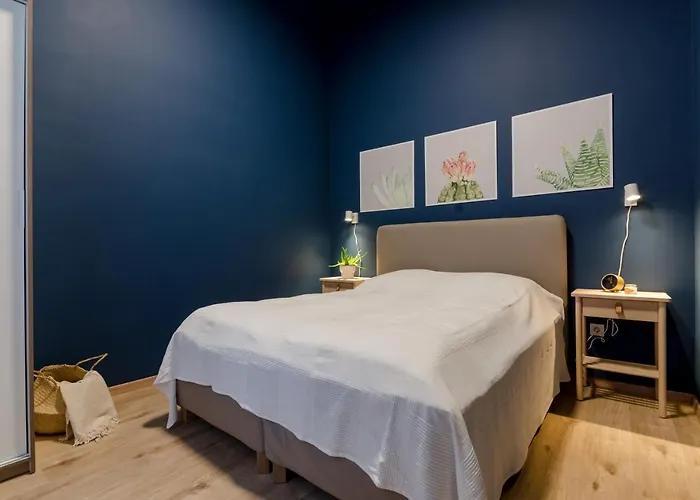 Deluxe In Party District. Ak2b * Budapesta