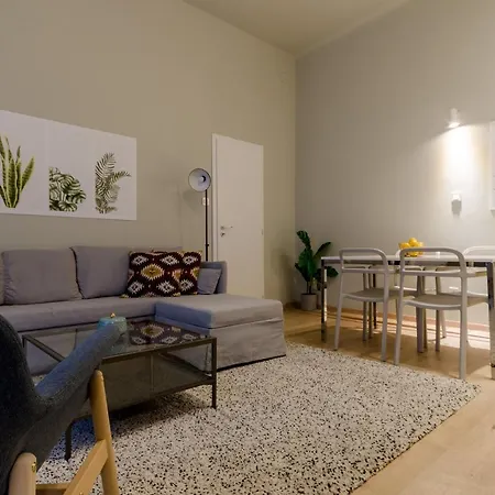 Deluxe In Party District. Ak2b Budapešť